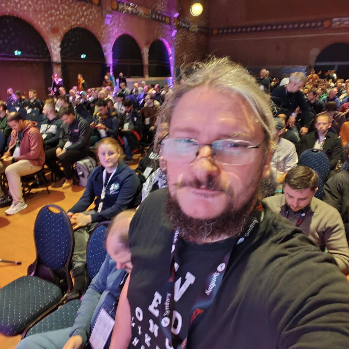 nevercodealone's tweet image. SymfonyCon Tag 2 auf sitzplatz 1 ich streame auch einiges auf TikTok #symfonycon #symfony #ai