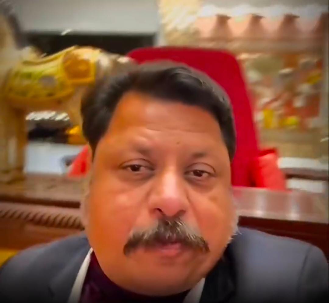 JaikyYadav16's tweet photo. आज इंटरनेट पर इन अंकल जी का वीडियो देखा जो जयपुर के किसी बड़े 5 Star hotel में बैठे हैं,

और शादी तथा उसके खर्चे को लेकर बड़ी बात बोले

उन्होंने कहा कि,

37 लाख 40 हजार का बिल साइन करके आया हूं, वो भी सिर्फ 4 घंटे की शादी के और मुझे कहना नहीं चाहिए लेकिन,

ये शादी जो हुई है कितने घंटे चलेगी?
कितने साल तक चलेगी किसको पता है?

तो भाई लोग शादी को सिंपल रखो और जो आपके दुख में साथ हो उन्हें अपनी खुशी में शामिल करो।

ये सिर्फ एक दिन का इवेंट नहीं पूरी लाइफ का इवेंट होना चाहिए।

ये Waste of Money है इतने पैसे अपनी बेटी को दे दो जीवन भर खुश रहेगी।