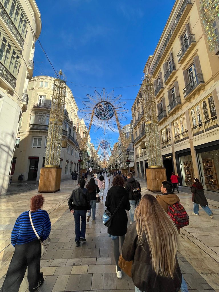 ¿Quién mejor para enseñarte el corazón de Málaga que los expertos del mañana? 

Los alumnos de 2º de Turismo lideran una visita guiada por el centro, poniendo en práctica su formación y talento. Una experiencia única y profesional. 🌟

#FuturosGuías #TurismoMálaga