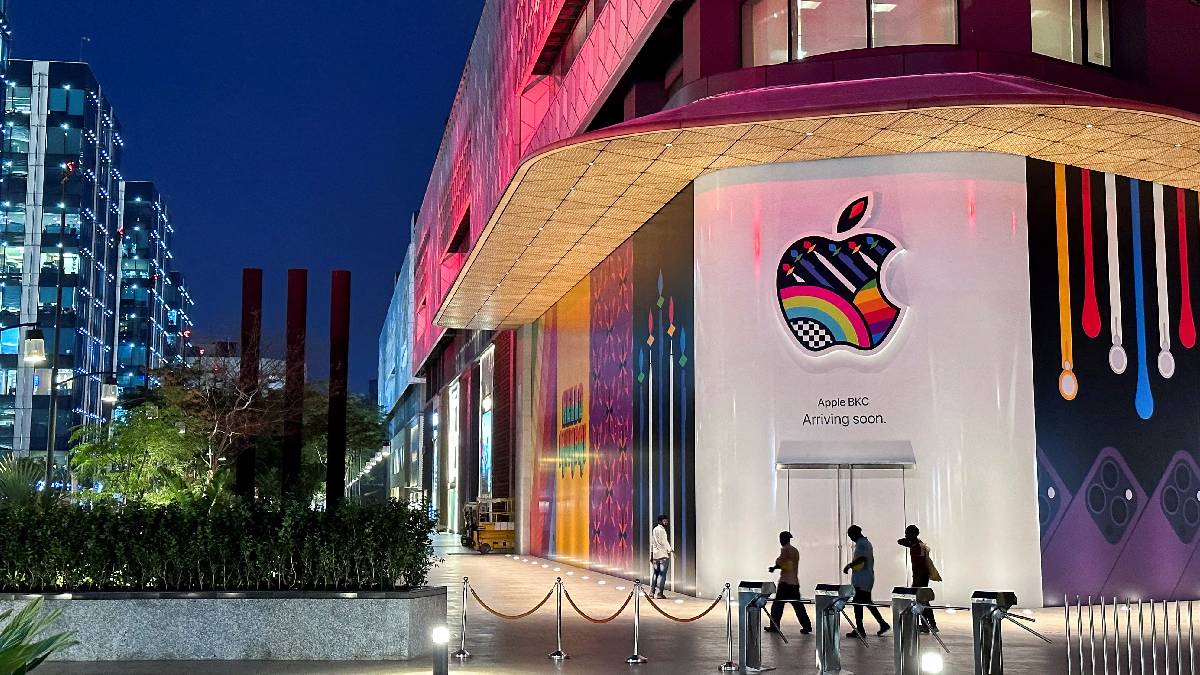 🍏 Apple to Open Its 5th India Store in Noida on Dec 11

Apple is all set to launch its fifth retail store in India at DLF Mall of India, Noida, on December 11. 📍🛍️
The new outlet marks another major step in Apple’s expanding retail presence across the country. 🇮🇳✨