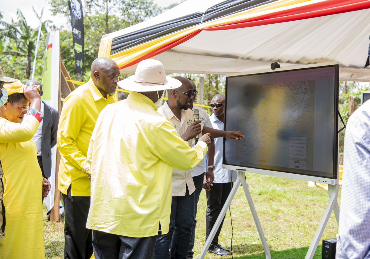 JonardPost's tweet image. UPDATE: President @KagutaMuseveni has launched the extension of the NBIPhaseV Project to Kanungu, executed by @NITAUganda1  under the leadership of @NITAUgandaED .

The event was attended by Speaker Anita Among, Minister Chris Baryomunsi, Eng. Jonard Asiimwe, Minister Henry…