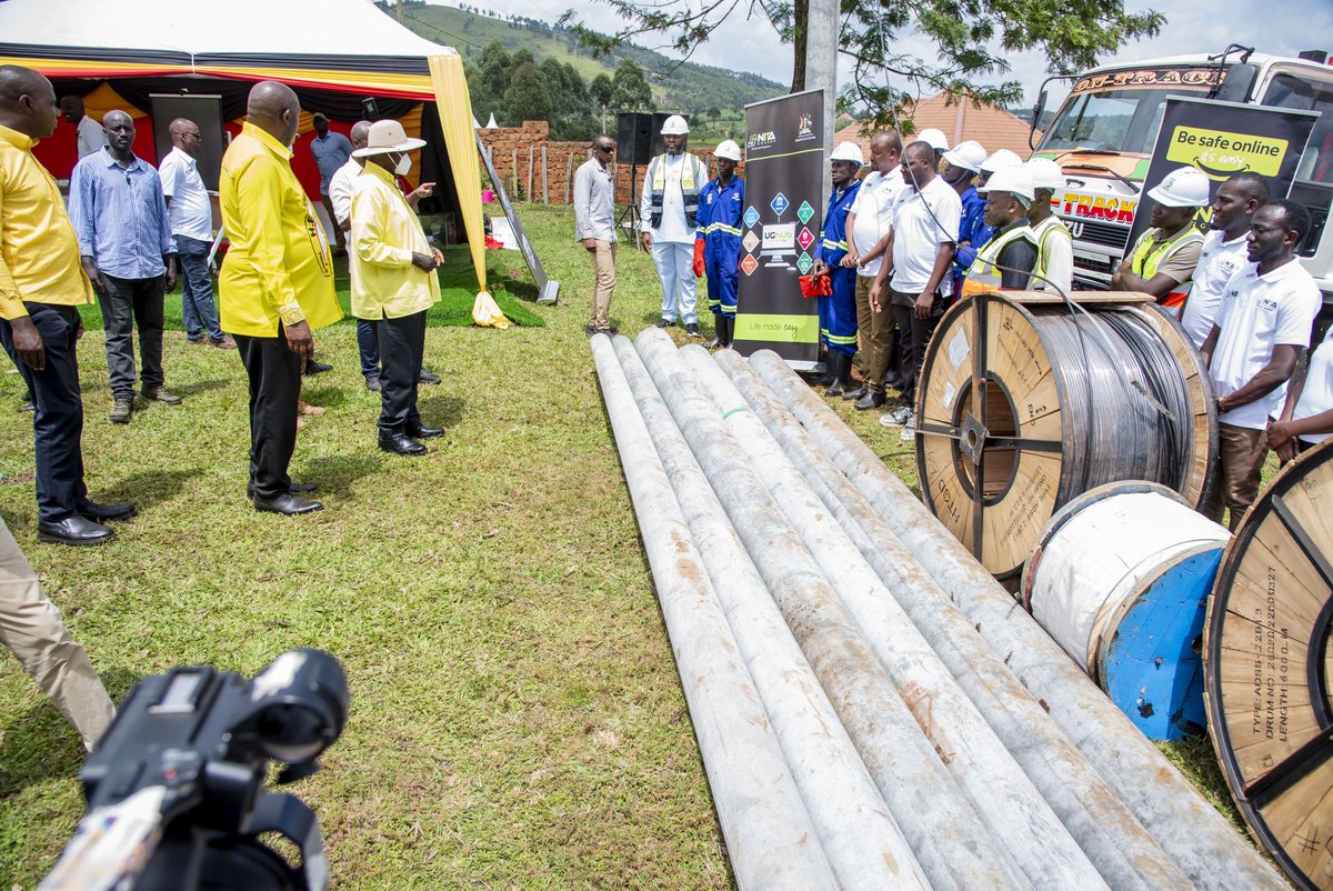 JonardPost's tweet image. UPDATE: President @KagutaMuseveni has launched the extension of the NBIPhaseV Project to Kanungu, executed by @NITAUganda1  under the leadership of @NITAUgandaED .

The event was attended by Speaker Anita Among, Minister Chris Baryomunsi, Eng. Jonard Asiimwe, Minister Henry…