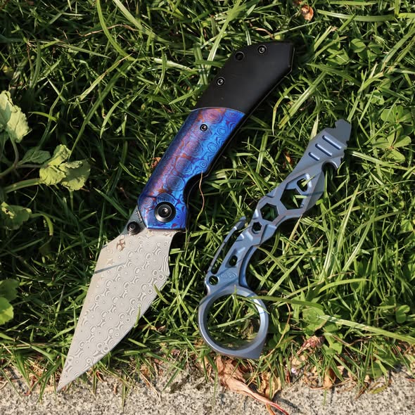 kansept_knives's tweet image. 🎈reurl.cc/NYGONq. Today’s EDC 👉solid in hand, sharp in spirit.
---Fenrir · PryMate
---Greg Schob · Sebastian Irawan
#EDC #EverydayCarry #PocketDump #KnifeLife #GearCheck #EDCTools #BladeAddict #StaySharp