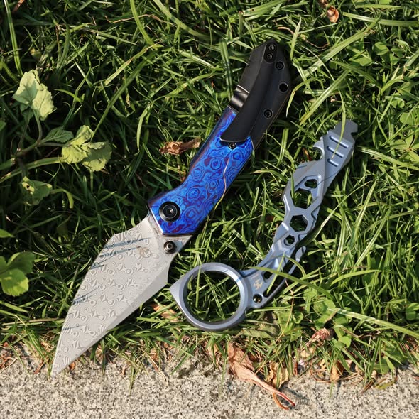 kansept_knives's tweet image. 🎈reurl.cc/NYGONq. Today’s EDC 👉solid in hand, sharp in spirit.
---Fenrir · PryMate
---Greg Schob · Sebastian Irawan
#EDC #EverydayCarry #PocketDump #KnifeLife #GearCheck #EDCTools #BladeAddict #StaySharp