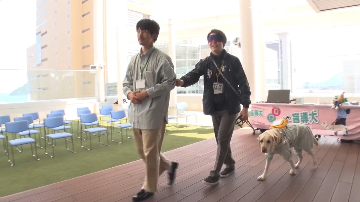 withmoudouken's tweet image. もうすぐ12月ですね！今年も気づけば年が明けているということになりそうです！
☆11月30日（日）夕方5時25分はwith盲導犬☆
「盲導犬もっと知ってキャンペーン」のイベント前に高松オルネや高松駅で盲導犬ユーザーを誘導する方法のレクチャーが行われました！

#川嶋あい
#盲導犬