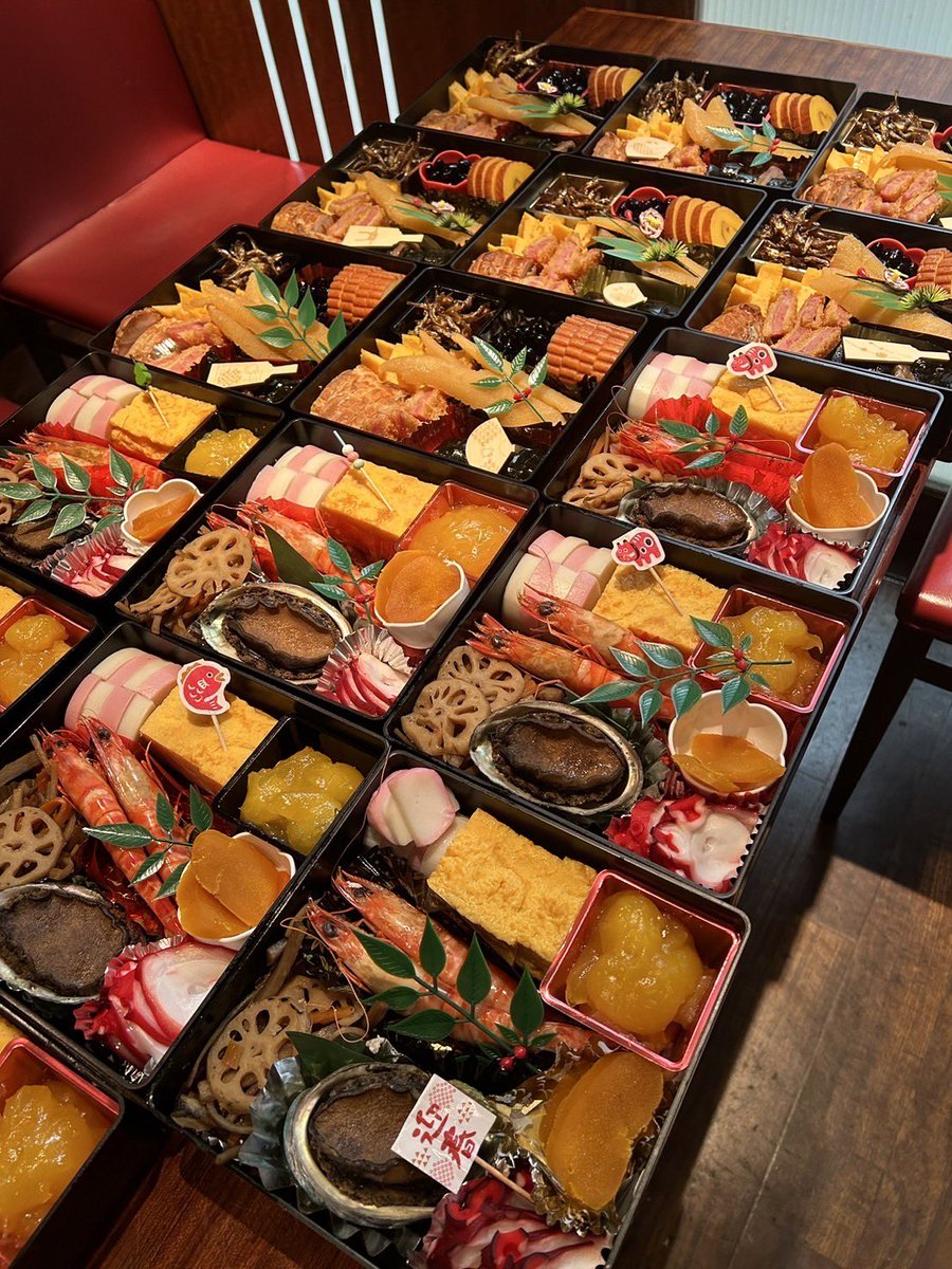 【おせち料理】
おせち料理をご注文して頂いたお客様で、ご希望の方に縁起物の日本酒『ゆく年くる年』をプレゼント致します🍶✨
※おせち料理、お造りできるのは残り数個となります。
※日本酒は数に限りがございますので、ご希望のお客様は事前にお申し付けください。