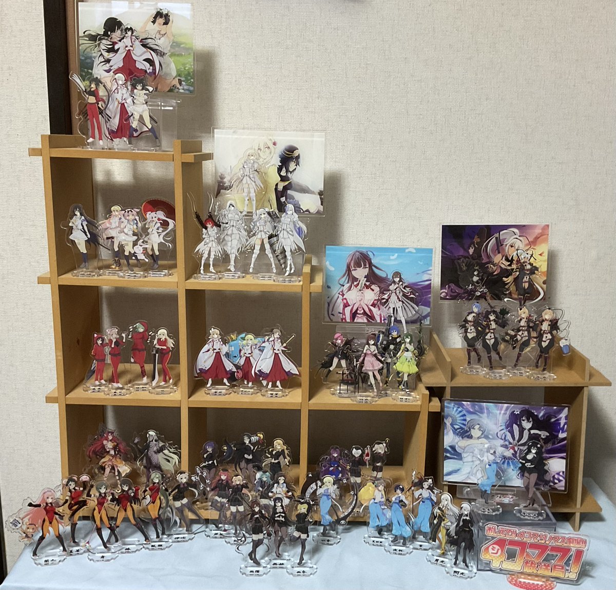 お部屋の掃除も一区切り、漸くシノマスアクスタを飾るに至れた
コレなら豹姫も沁も一緒
押し花に鶺鴒と瑞月の想いも込められてる

やはり全員並んだ様は圧巻で達成感も胸いっパイ
三姉妹が最前に来てるのは推しなのでご愛嬌って事でお願いします