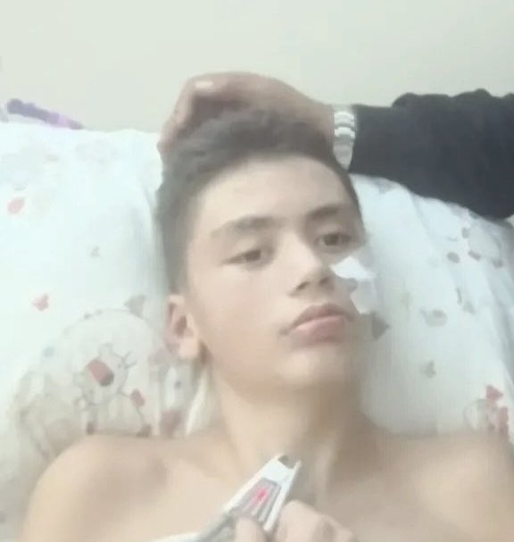 Pnrgncgkc78's tweet image. 14 yaşında bir çocuk!
“Tüpten beslenecek ömür boyu”yazmış doktoru!
Yaşıyor mu bu evlat şimdi!
Bizim artık bu acılara dayanacak gücümüz kalmadı …