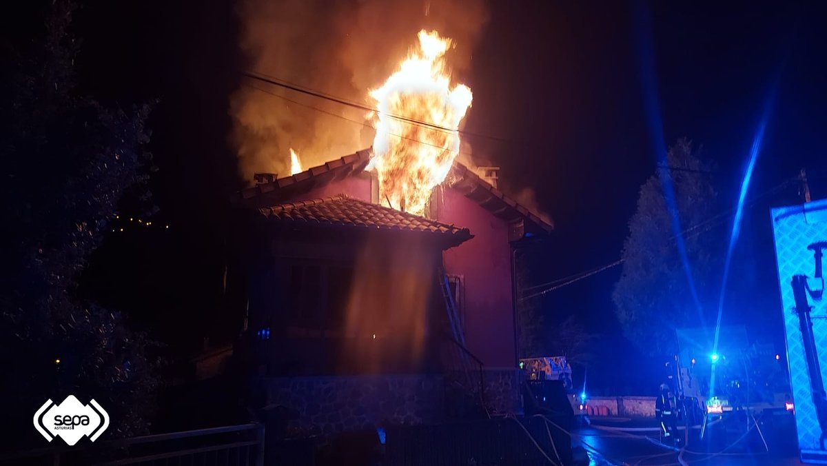 112Asturias's tweet image. Un incendio calcina una vivienda en Sellaño #Ponga. Al lugar acudieron @bomberosAstur de #CangasDeOnís #Piloña #Llanes #LaMorgal y jefe de zona oriental. #SAMU atendió a un varón afectado leve por inhalación de humo. No precisó traslado. Alta in situ. 112asturias.es/incendio-calci…
