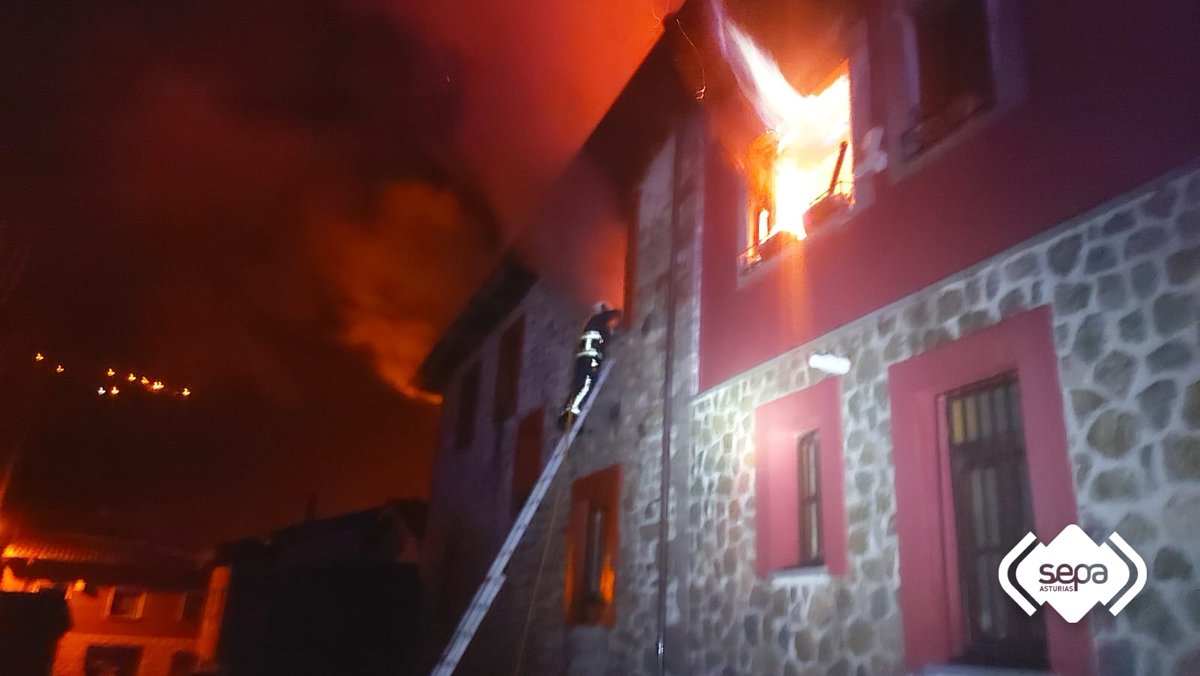 112Asturias's tweet image. Un incendio calcina una vivienda en Sellaño #Ponga. Al lugar acudieron @bomberosAstur de #CangasDeOnís #Piloña #Llanes #LaMorgal y jefe de zona oriental. #SAMU atendió a un varón afectado leve por inhalación de humo. No precisó traslado. Alta in situ. 112asturias.es/incendio-calci…