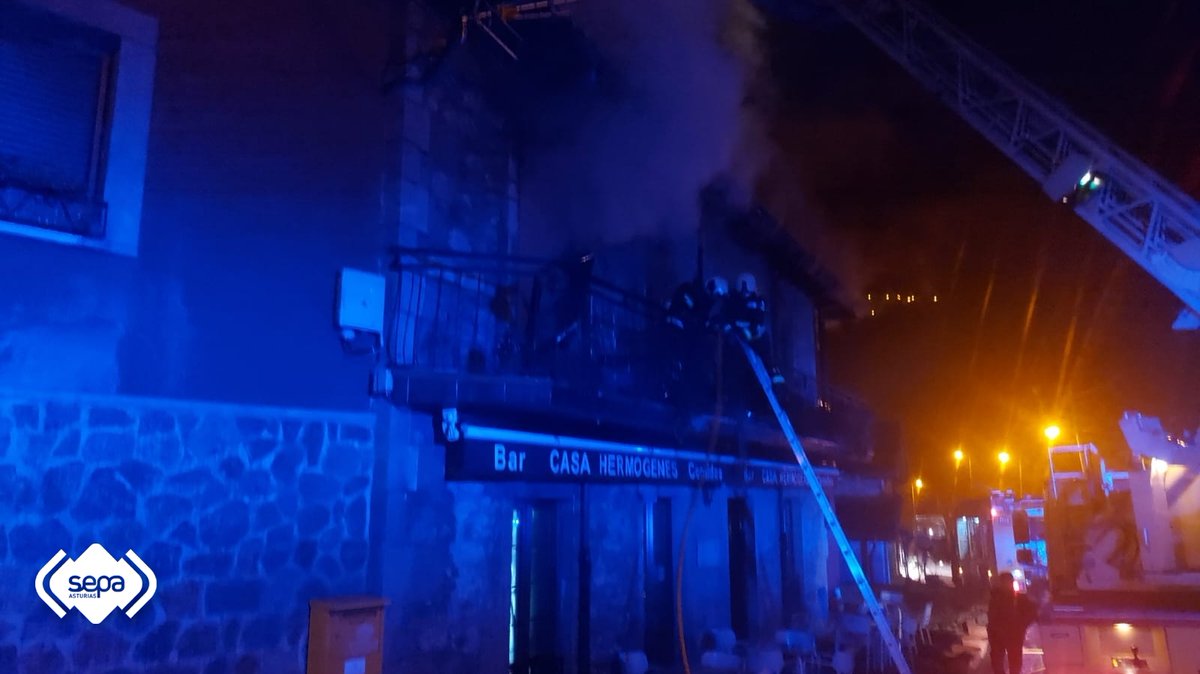 112Asturias's tweet image. Un incendio calcina una vivienda en Sellaño #Ponga. Al lugar acudieron @bomberosAstur de #CangasDeOnís #Piloña #Llanes #LaMorgal y jefe de zona oriental. #SAMU atendió a un varón afectado leve por inhalación de humo. No precisó traslado. Alta in situ. 112asturias.es/incendio-calci…