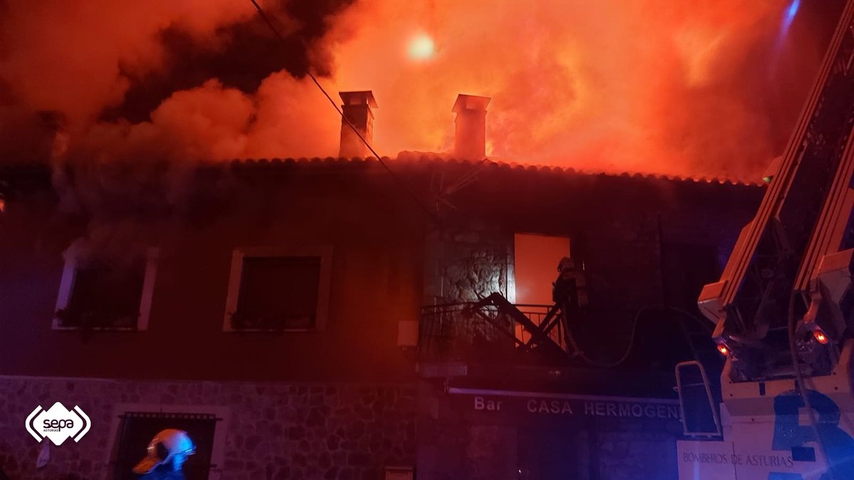 112Asturias's tweet image. Un incendio calcina una vivienda en Sellaño #Ponga. Al lugar acudieron @bomberosAstur de #CangasDeOnís #Piloña #Llanes #LaMorgal y jefe de zona oriental. #SAMU atendió a un varón afectado leve por inhalación de humo. No precisó traslado. Alta in situ. 112asturias.es/incendio-calci…