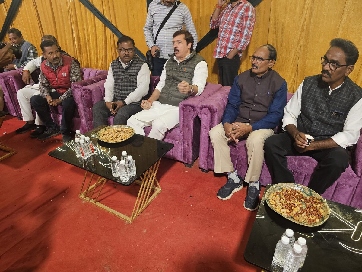 MDhananjaySingh's tweet image. गंगाप्रसाद पटेल जी (कोटेदार) के बिटिया के वैवाहिक कार्यक्रम में उनके ग्रामसभा गोहदा स्थित आवास पर उपस्थित हुआ।

#जौनपुर