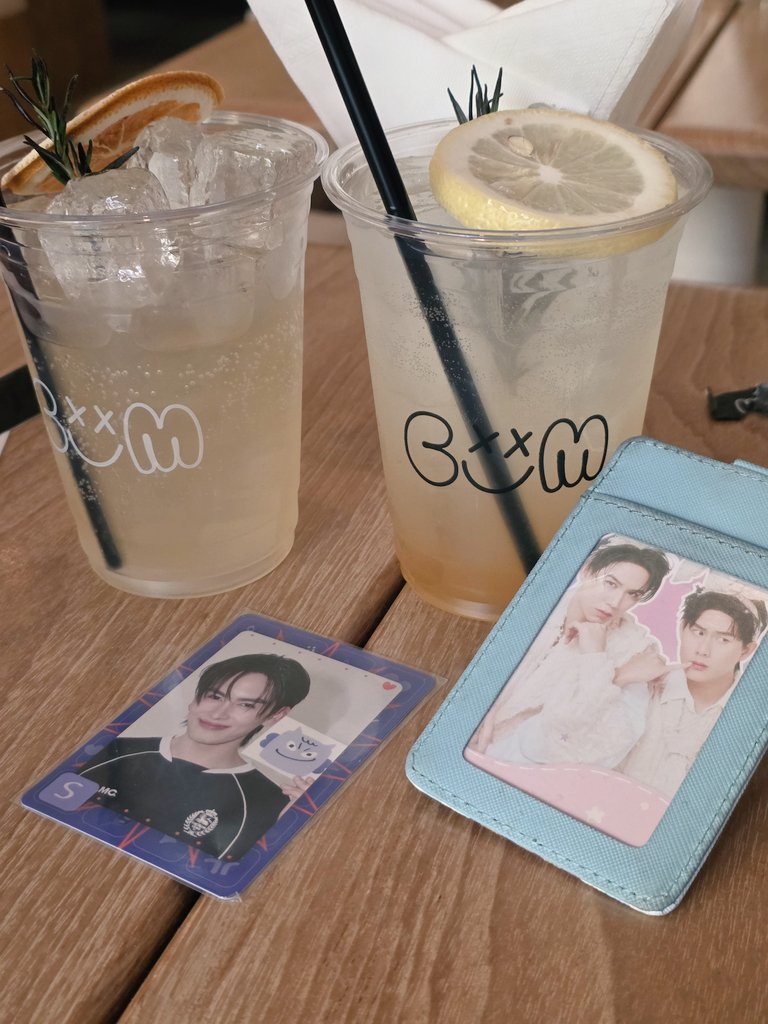 scrunklyyok's tweet image. fun day out 🍹☀️🌻