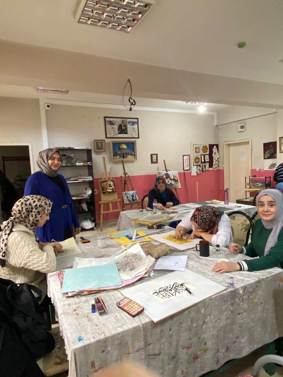 musailesosyal's tweet image. 📌 Müdürlüğümüz tarafından yürütülen Sanata Teşvik ve Sanatla Yaşam Projesi kapsamında, Halk Eğitim Merkezi’nde devam eden Ebru Kursu ziyaret edilmiştir.

Kursiyerlerin çalışmaları incelenmiş, süreç hakkında bilgi alınmış; emek veren kursiyerlere ve eğitmene teşekkür edilmiştir.