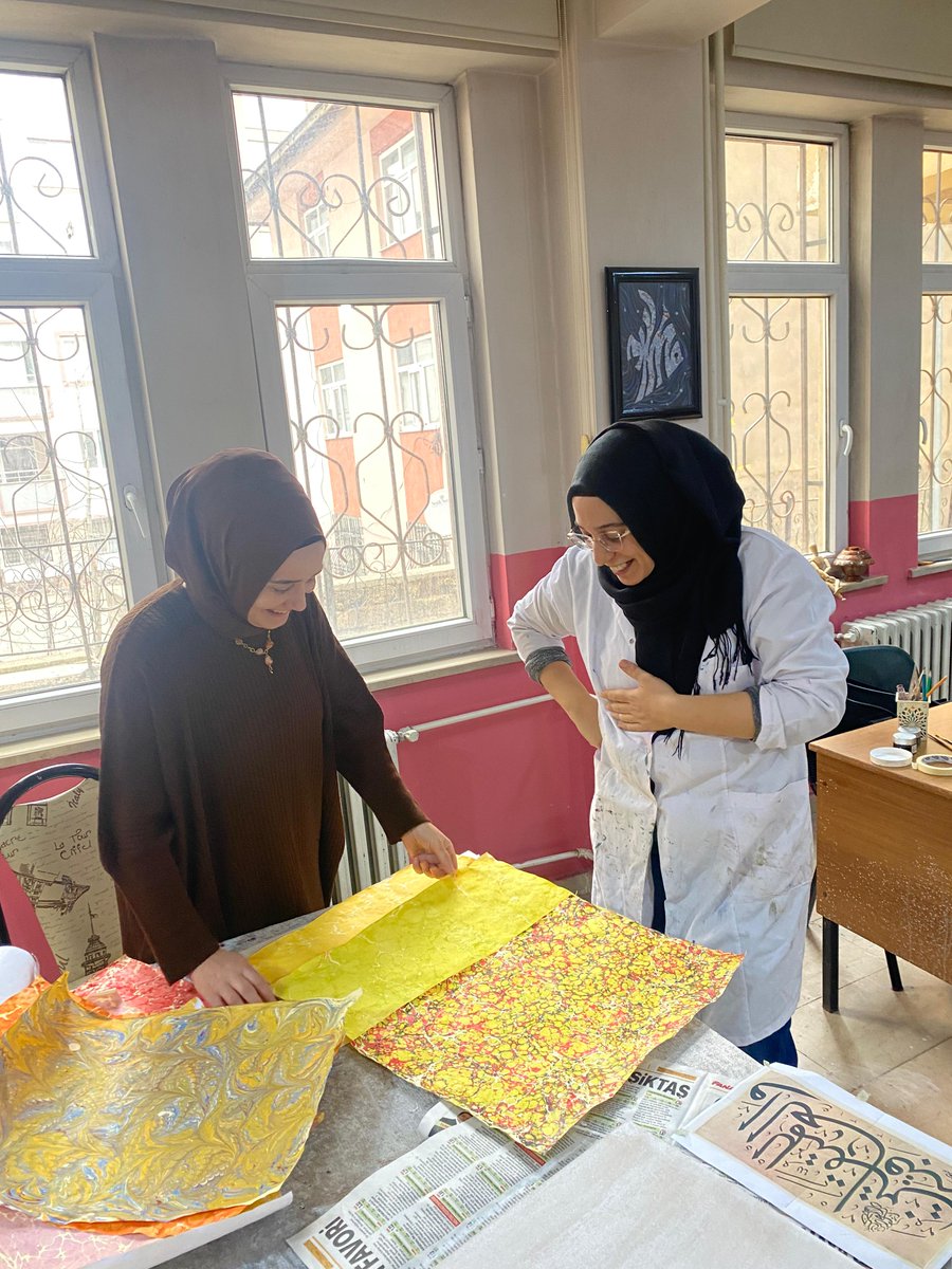 musailesosyal's tweet image. 📌 Müdürlüğümüz tarafından yürütülen Sanata Teşvik ve Sanatla Yaşam Projesi kapsamında, Halk Eğitim Merkezi’nde devam eden Ebru Kursu ziyaret edilmiştir.

Kursiyerlerin çalışmaları incelenmiş, süreç hakkında bilgi alınmış; emek veren kursiyerlere ve eğitmene teşekkür edilmiştir.