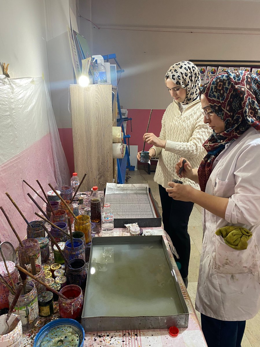 musailesosyal's tweet image. 📌 Müdürlüğümüz tarafından yürütülen Sanata Teşvik ve Sanatla Yaşam Projesi kapsamında, Halk Eğitim Merkezi’nde devam eden Ebru Kursu ziyaret edilmiştir.

Kursiyerlerin çalışmaları incelenmiş, süreç hakkında bilgi alınmış; emek veren kursiyerlere ve eğitmene teşekkür edilmiştir.