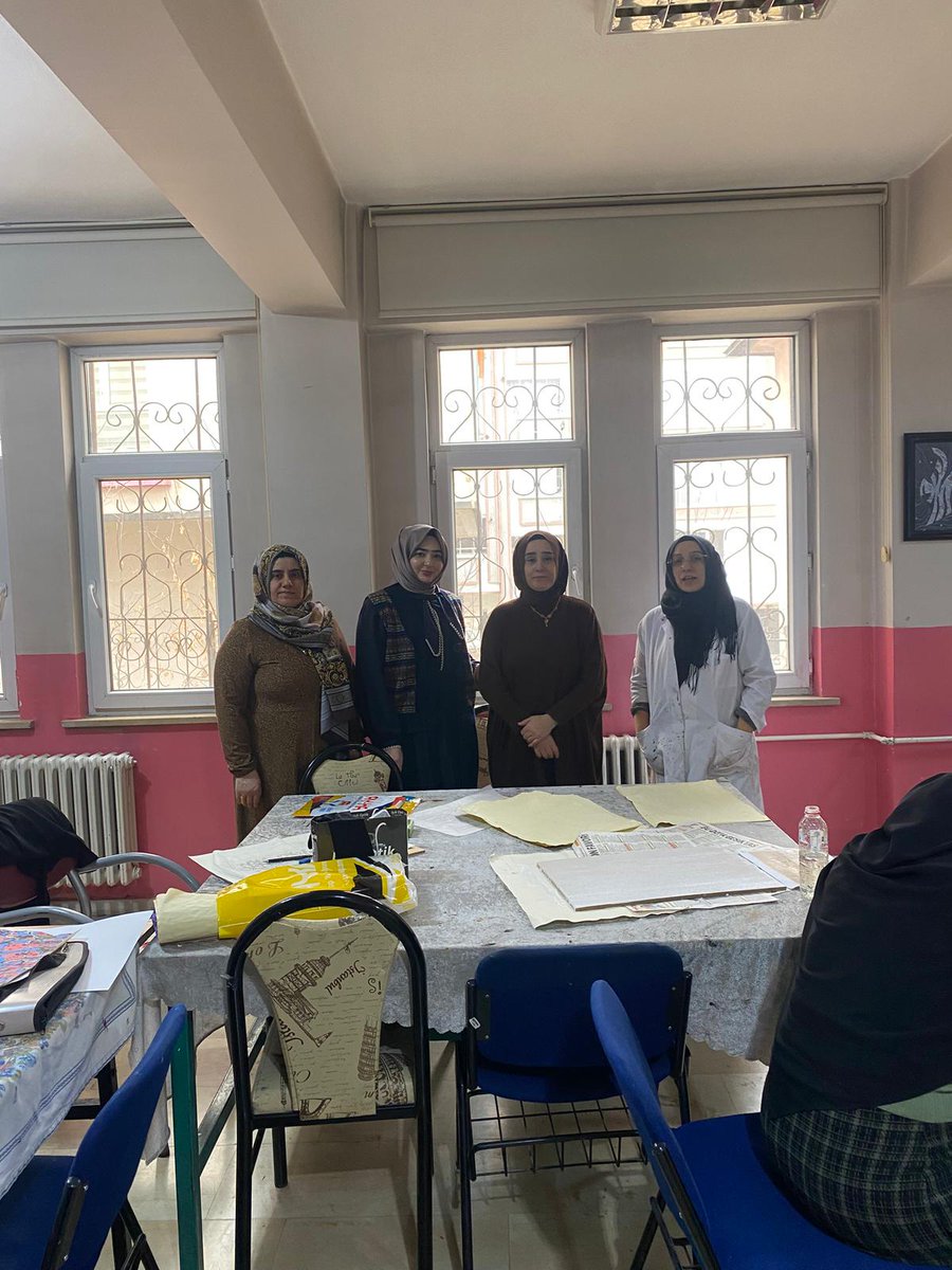 musailesosyal's tweet image. 📌 Müdürlüğümüz tarafından yürütülen Sanata Teşvik ve Sanatla Yaşam Projesi kapsamında, Halk Eğitim Merkezi’nde devam eden Ebru Kursu ziyaret edilmiştir.

Kursiyerlerin çalışmaları incelenmiş, süreç hakkında bilgi alınmış; emek veren kursiyerlere ve eğitmene teşekkür edilmiştir.