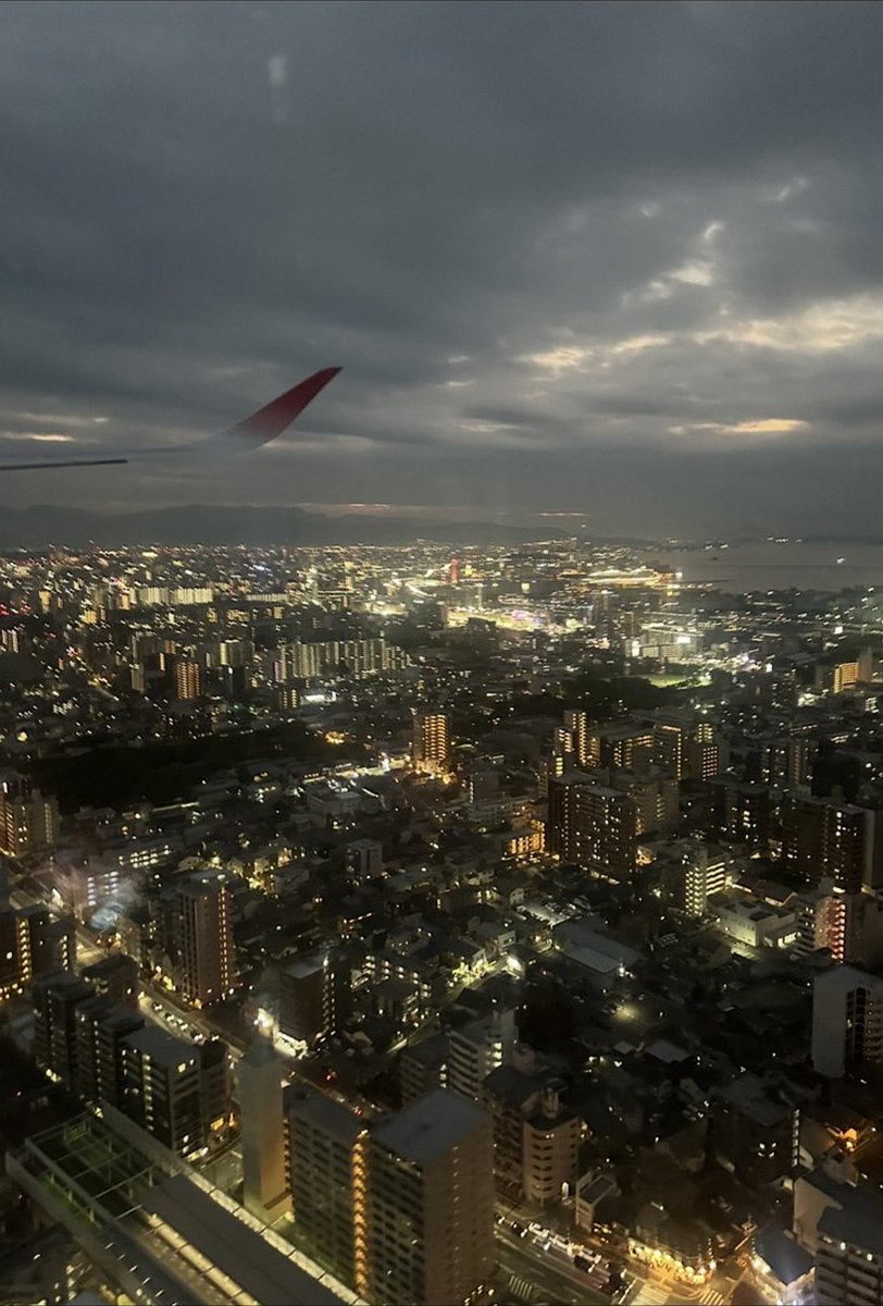 starglow_bmsg's tweet image. 〖#FROM_TAIKI ✍️💬〗

僕のお気に入りの手のポーズに
綺麗だった飛行機の景色に
りょんりょん先生が手料理を作ってくださってパーティーをした時の写真です!
どれもこれも幸せな日々ですね〜
博士ちゃんもとっても最高でしたし
ファンの皆さんが描いてくださったアートを保存するのが最近の趣味です!…