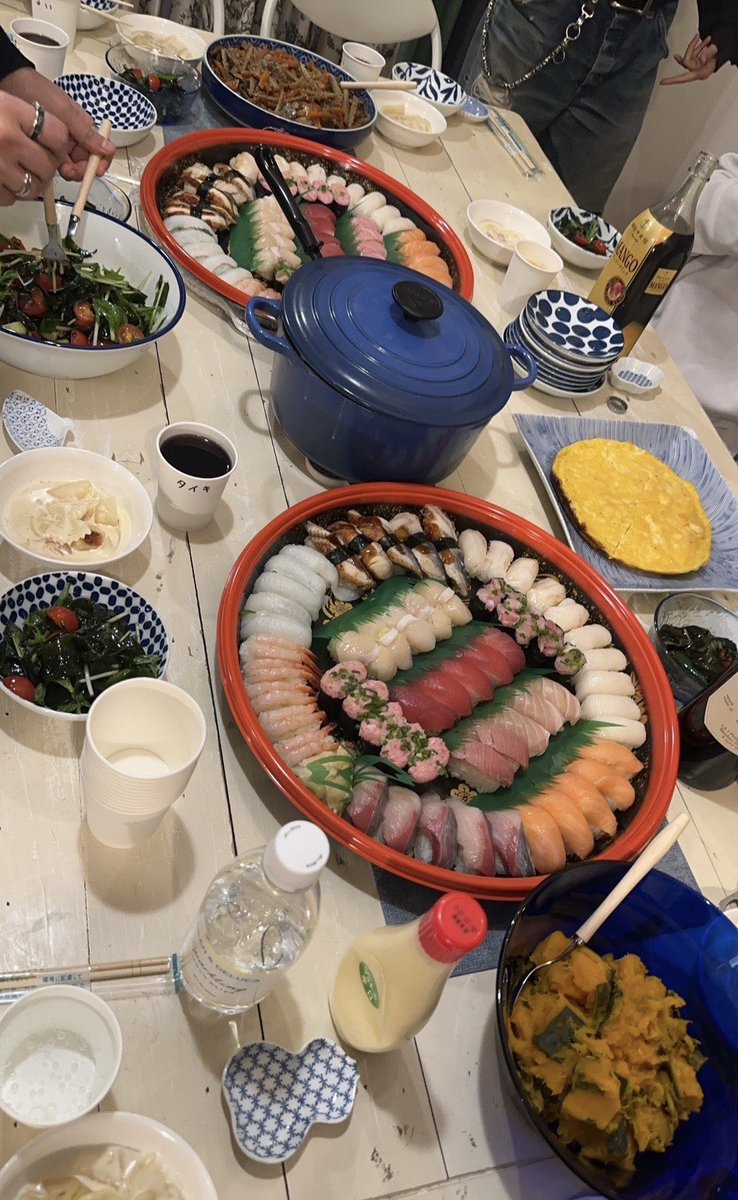 starglow_bmsg's tweet image. 〖#FROM_TAIKI ✍️💬〗

僕のお気に入りの手のポーズに
綺麗だった飛行機の景色に
りょんりょん先生が手料理を作ってくださってパーティーをした時の写真です!
どれもこれも幸せな日々ですね〜
博士ちゃんもとっても最高でしたし
ファンの皆さんが描いてくださったアートを保存するのが最近の趣味です!…