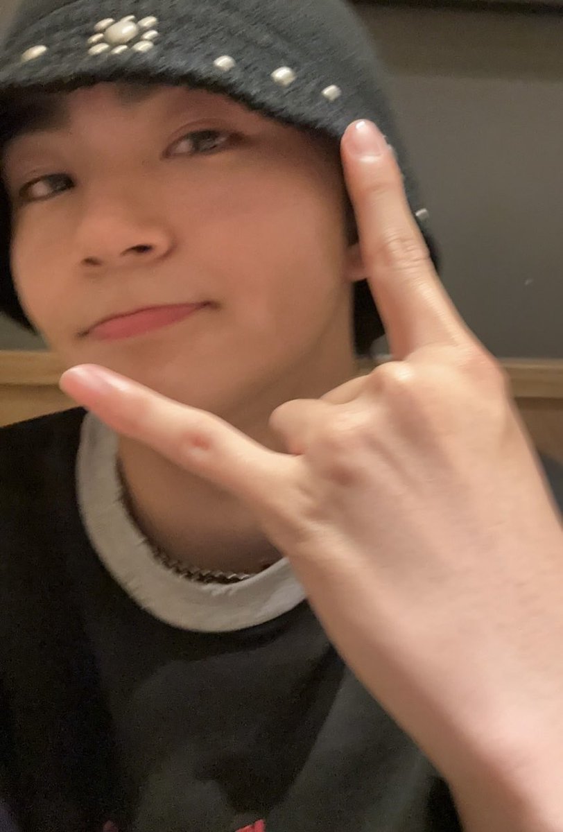 starglow_bmsg's tweet image. 〖#FROM_TAIKI ✍️💬〗

僕のお気に入りの手のポーズに
綺麗だった飛行機の景色に
りょんりょん先生が手料理を作ってくださってパーティーをした時の写真です!
どれもこれも幸せな日々ですね〜
博士ちゃんもとっても最高でしたし
ファンの皆さんが描いてくださったアートを保存するのが最近の趣味です!…