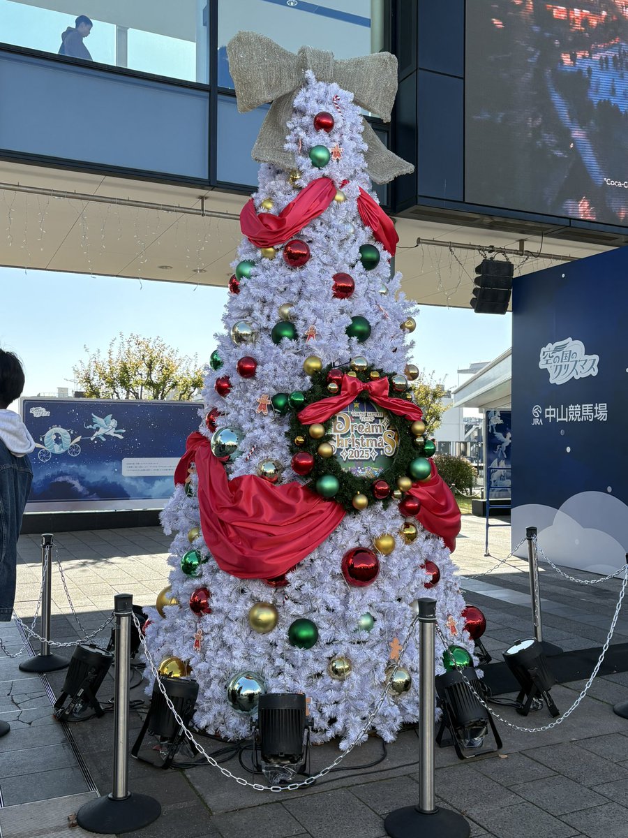 Chika542912's tweet image. 空は青空〜ポカポカだし
あてもなく、
なんとなーくバスに乗り
スカイツリー近くまで
某タレントさんが
途中下車の旅のロケしてた
クリスマス🎄イベントのところで遭遇
高いところまであがろうかなーとも思ったが
そんな気分でもないか〜
何しにここまできたんだろ🤣