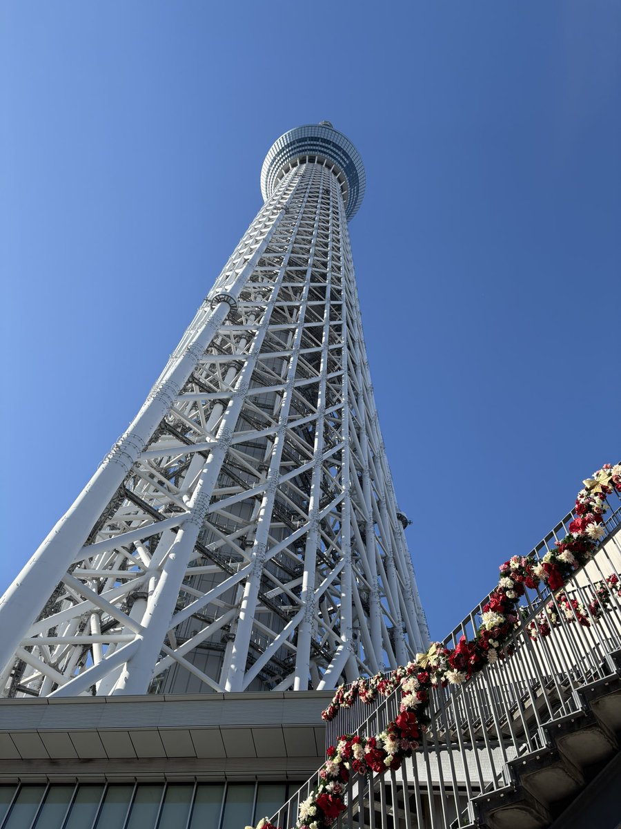 Chika542912's tweet image. 空は青空〜ポカポカだし
あてもなく、
なんとなーくバスに乗り
スカイツリー近くまで
某タレントさんが
途中下車の旅のロケしてた
クリスマス🎄イベントのところで遭遇
高いところまであがろうかなーとも思ったが
そんな気分でもないか〜
何しにここまできたんだろ🤣