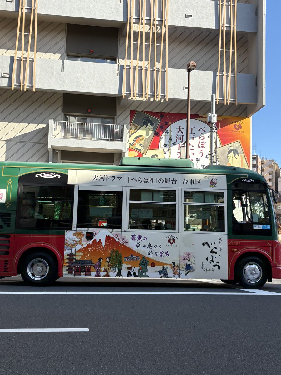 Chika542912's tweet image. 空は青空〜ポカポカだし
あてもなく、
なんとなーくバスに乗り
スカイツリー近くまで
某タレントさんが
途中下車の旅のロケしてた
クリスマス🎄イベントのところで遭遇
高いところまであがろうかなーとも思ったが
そんな気分でもないか〜
何しにここまできたんだろ🤣