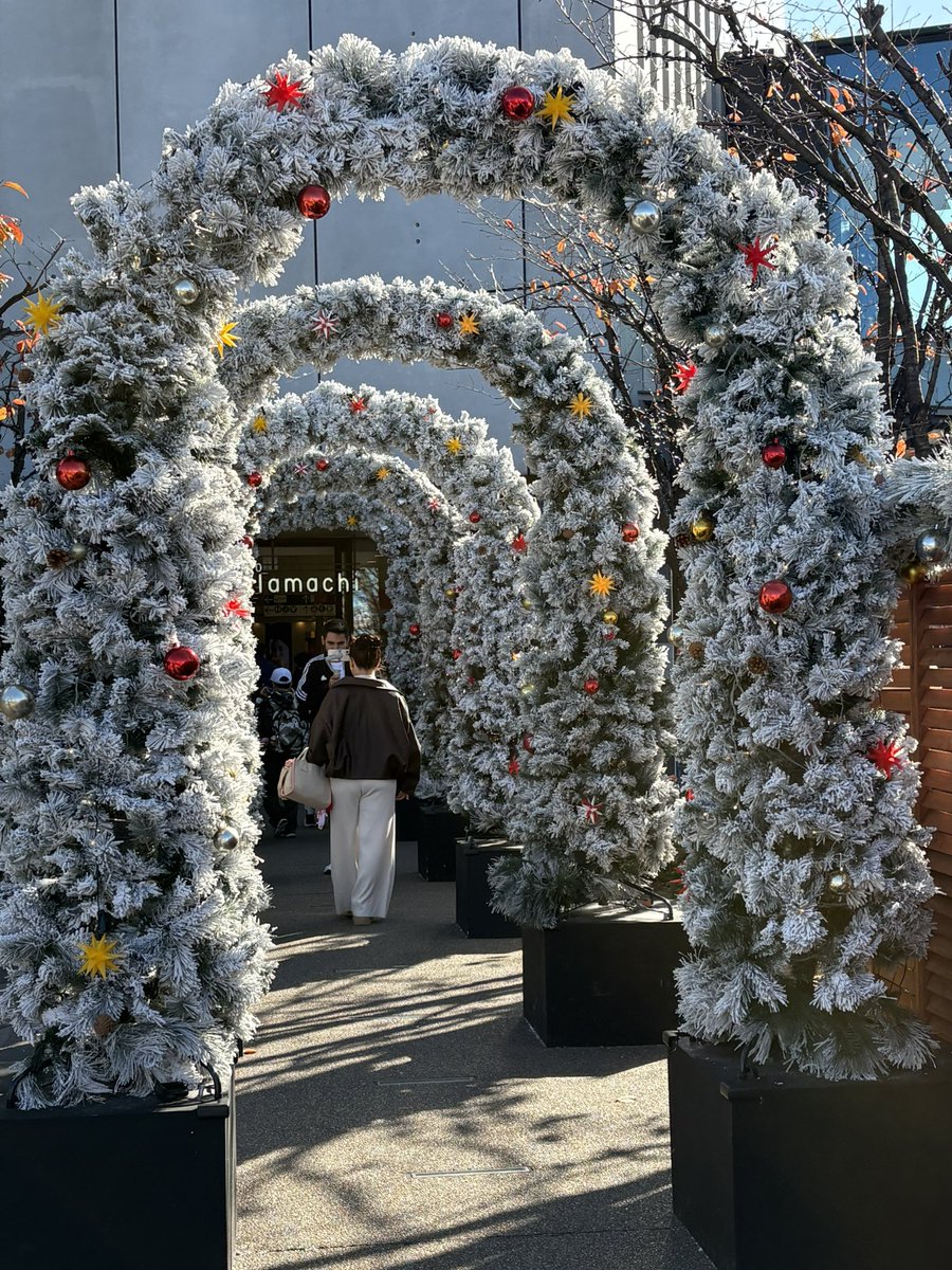 Chika542912's tweet image. 空は青空〜ポカポカだし
あてもなく、
なんとなーくバスに乗り
スカイツリー近くまで
某タレントさんが
途中下車の旅のロケしてた
クリスマス🎄イベントのところで遭遇
高いところまであがろうかなーとも思ったが
そんな気分でもないか〜
何しにここまできたんだろ🤣
