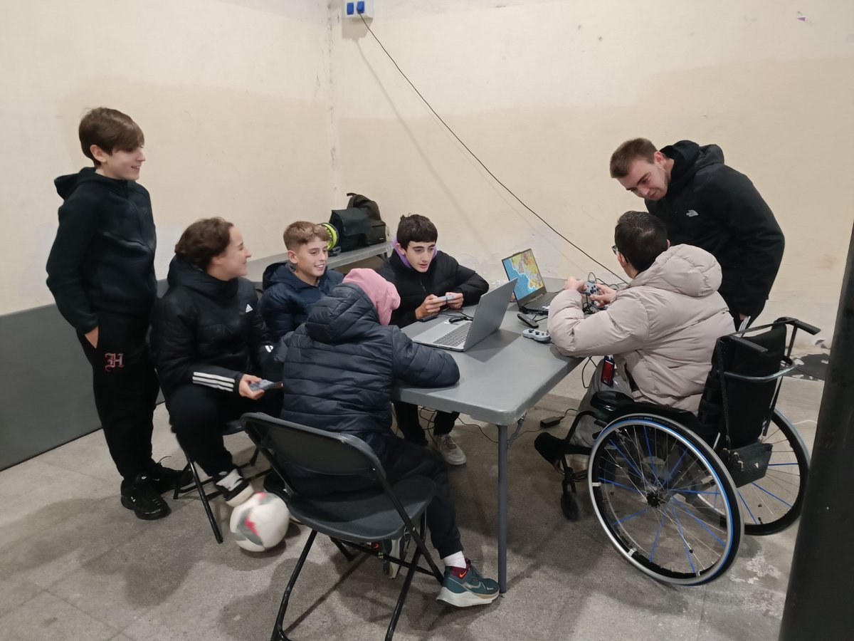 🎮 👀 Larunbatean Galdakaon izan ginen Itxi Pa(r)kean ekimenean Gamer Gelak prestatzen!

Bideojokozale gaztez inguratuta, euskaratutako tituluez gozatzeko aukera eduki genuen.

#Bideojokoak #GamerGela #Euskara