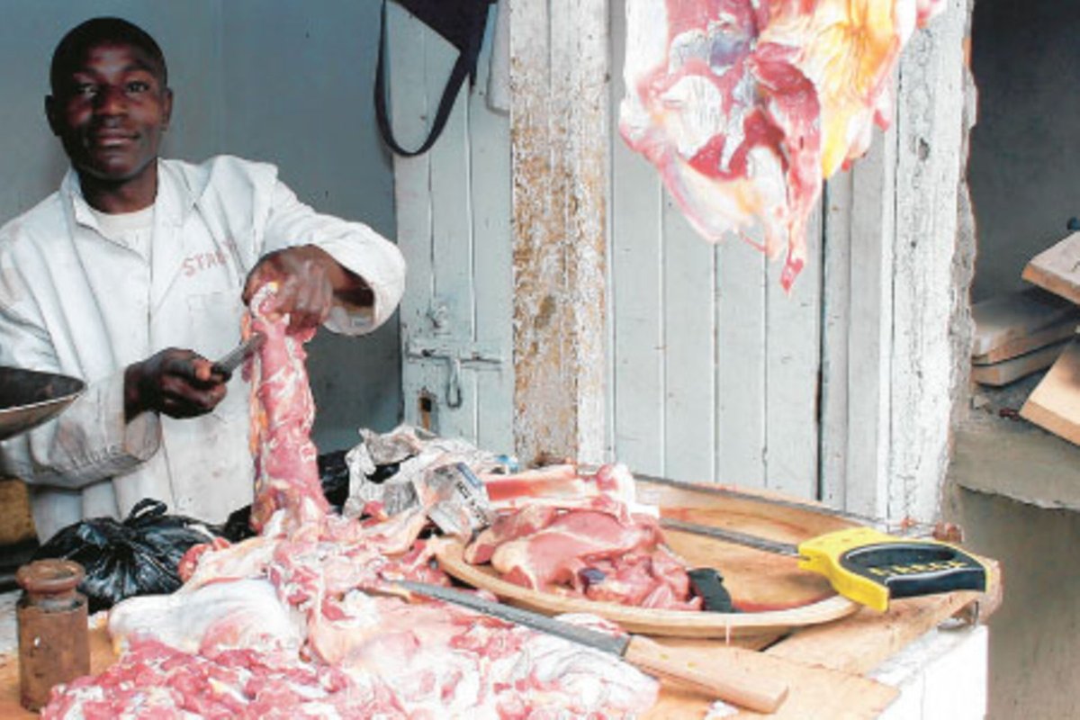 Reminder:

Always buy your fresh meat from the local butchery where there are flies. 

Don't buy from supermarkets.

Meat in the supermarket has been preserved with nitrates and sodium metabisulfite, which make the meat appear unusually pink and soft.

Avoid.

#FoodFriday