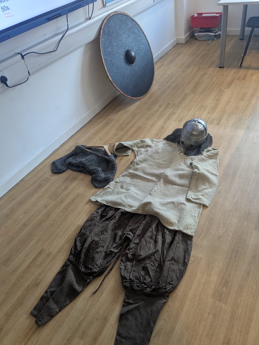 RooksHeath's tweet image. Recently, Mia from Year 7 brought in her dad&apos;s Viking props and armour!
The students were amazed to discover just how heavy the metal armour really is.

#historylesson #history #vikings #armour #rooksheathschool