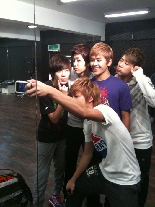 infinite_zip's tweet image. SUNGKYU, WOOHYUN, HOYA, SUNGYEOL, &amp;amp; SUNGJONG, Myungsoo Twitter Update, 2010.

#김성규 #남우현 #이성열 #이성종 #인피니트 #INFINITE