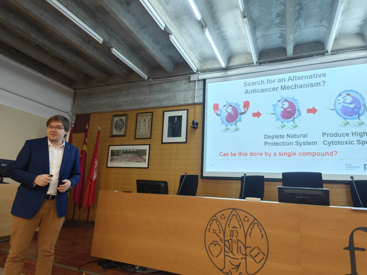 jruizum's tweet image. ✨ Yesterday at the Sala de Grados, Dr. Johannes Karges (Ruhr‑University Bochum, Germany) delivered an inspiring lecture at UMU. Thanks to all who joined! #UMU #Chemistry #Lecture