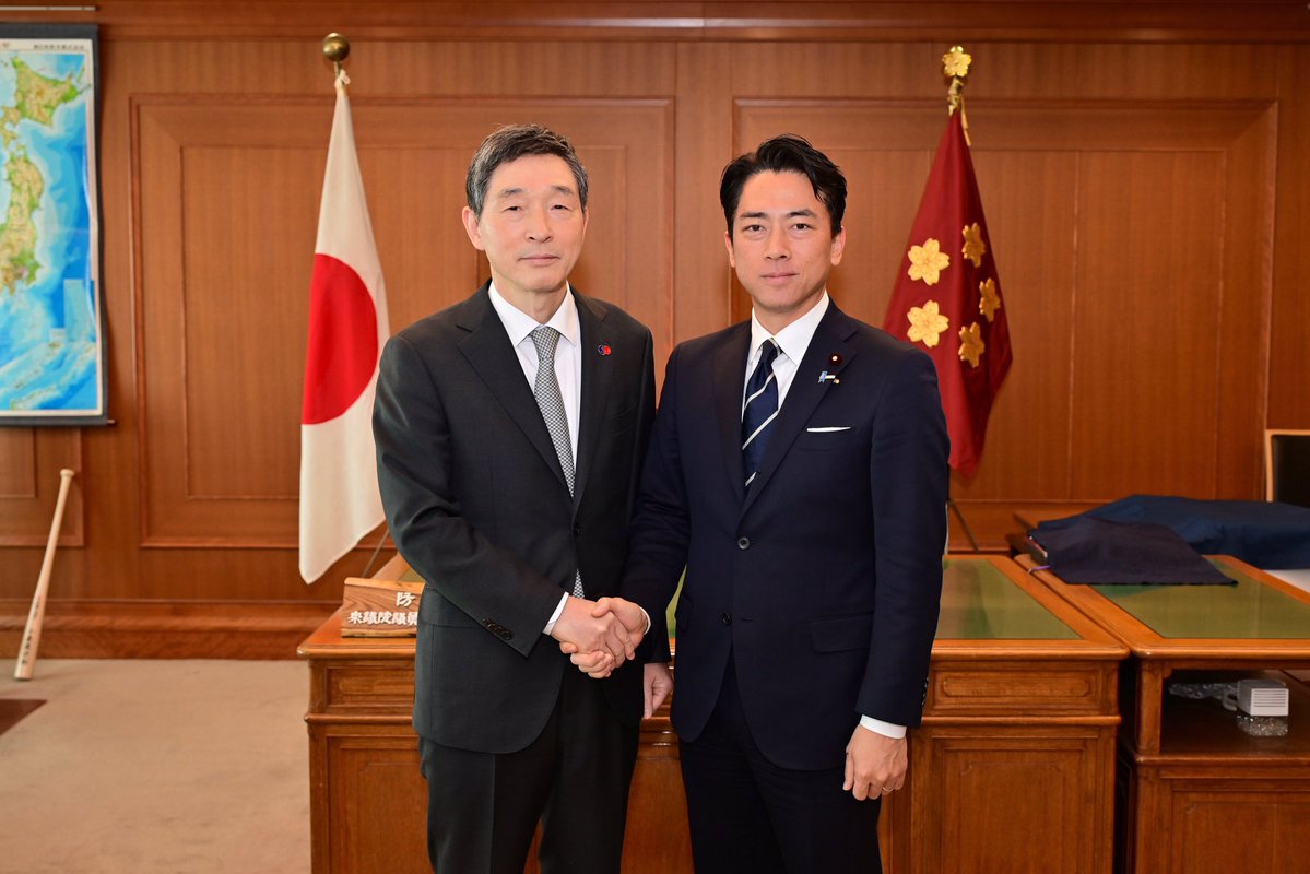 ModJapan_en's tweet image. DM Koizumi received a courtesy call from H.E. Mr. LEE Hyuk, ROK Ambassador
to Japan on Nov 28.
They exchanged their views on a regional environment and concurred on
continuing to boost Japan-ROK and Japan-US-ROK defense cooperation🇯🇵🤝🇰🇷