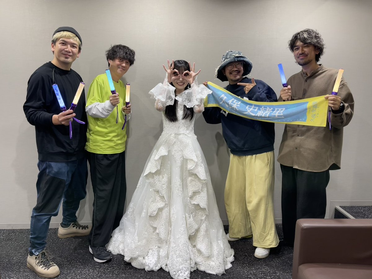 wacci_jp's tweet photo. ⋰
　#乃木坂46
　久保史緒里さん 卒業コンサート

　wacci メンバー5人
　お邪魔させて頂きました❄️✨
⋱

#久保史緒里 さん ご卒業、
本当におめでとうございます💐˖ ࣪⊹

9年間のアイドル人生のラストステージを、
“#久保史緒里の青春文化祭”と同じ
横浜アリーナで拝見することができ、
最高のステージでした🔥

終演後にはご挨拶もさせて頂きました📷✨