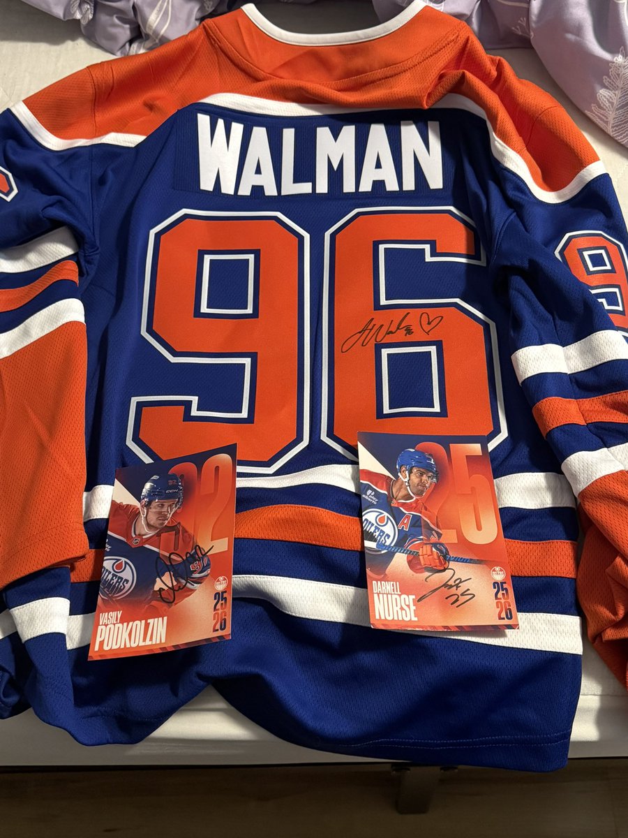 David___Co's tweet image. Shoutout to my fiancé for getting my Walman jersey signed while I was at work 🙏❤️