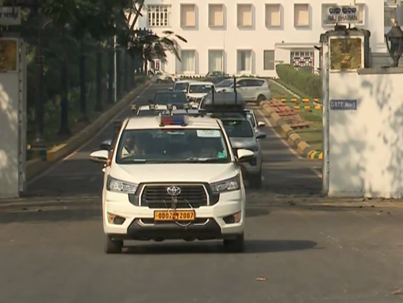 otvkhabar's tweet image. #ରାଜଭବନରୁ_ବାହାରିଲେ_ରାଷ୍ଟ୍ରପତି
-ରାଜଭବନରୁ ବାହାରିଲେ ରାଷ୍ଟ୍ରପତି ଦ୍ରୌପଦୀ ମୁର୍ମୁ
-୨ ଦିନିଆ ଗସ୍ତ ସାରି ଓଡ଼ିଶାରୁ ଫେରୁଛନ୍ତି ରାଷ୍ଟ୍ରପତି
#PresidentOfIndia #DroupadiMurmu #RajBhavan #OTV