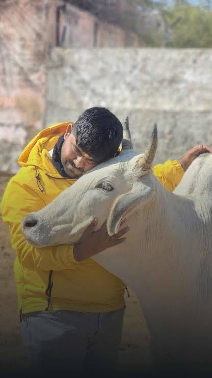 इस व्यक्ति ने शेर के साहस से हज़ारों गायों की रक्षा की, लेकिन आज वे अकेले ही अपनी लड़ाइयों का सामना कर रहा हैं!!

क्या हम धर्म के लिए खड़े होने वाले के साथ खड़े नहीं हो सकते??? 🙌🏻

क्या हमारे हिंदू समाज की आत्मा मर चुकी हैं ?