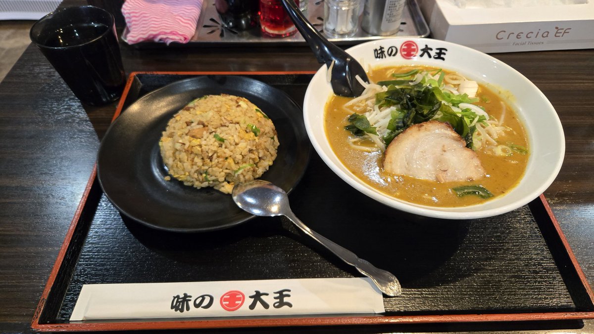 kyu_riLL's tweet image. ホッケードー帰ってきましたよ
初めて大王入りました
元祖カレーラーメンとミニ炒飯
思ってたよりカレーしてて美味しかった(とろみあると冷めにくいのか物凄く熱くて口ん中火傷)
あと炒飯絶品でしたわ！
今まで食べた中で5本の指に入るくらい！