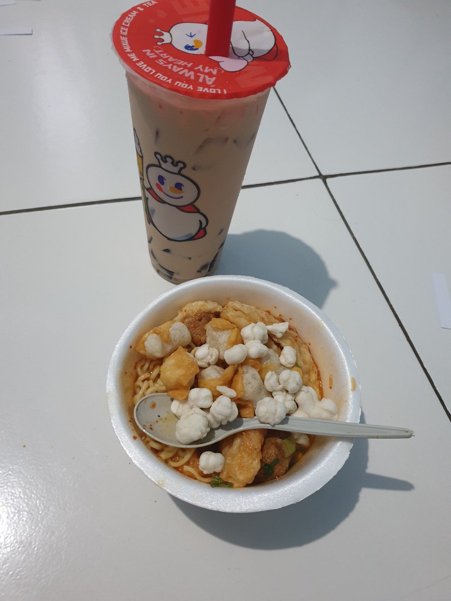 scarletcorvus_'s tweet image. Haunted by fear every time i work on my thesis. I neglected it for semesters and still havent made significant progress. I feel like my DPs start to give up on me and get annoyed. I feel stupid, worthless, and burden for my DPs and my mom. Baso aci dan sugar jelly milk tea mixue