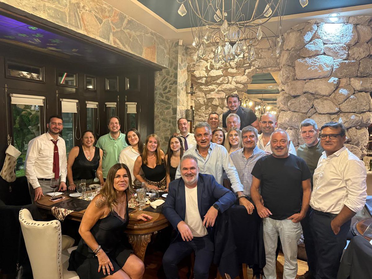 SebasPascualPBA's tweet image. Gran reunión del bloque de legisladores de PBA de LLA. Nos encontramos quienes estamos culminando nuestro mandato y quienes asumirán próximamente. Un gran equipo, comprometido y unido, con la convicción de que en 2027 lograremos que la provincia tenga un gobernador liberal.