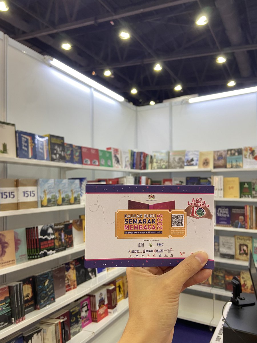 Hari pertama SIBF di Setia City Convention Centre!

Kawah Buku akan berada di sini sehingga 7 Disember. Semua buku diskaun 10% dan kalau teman-teman cepat akan dapat baucar semarak membaca. Setiap pembelian RM20 ke atas akan dapat potongan RM10 lagi. Terhad tau!

Jom lah!