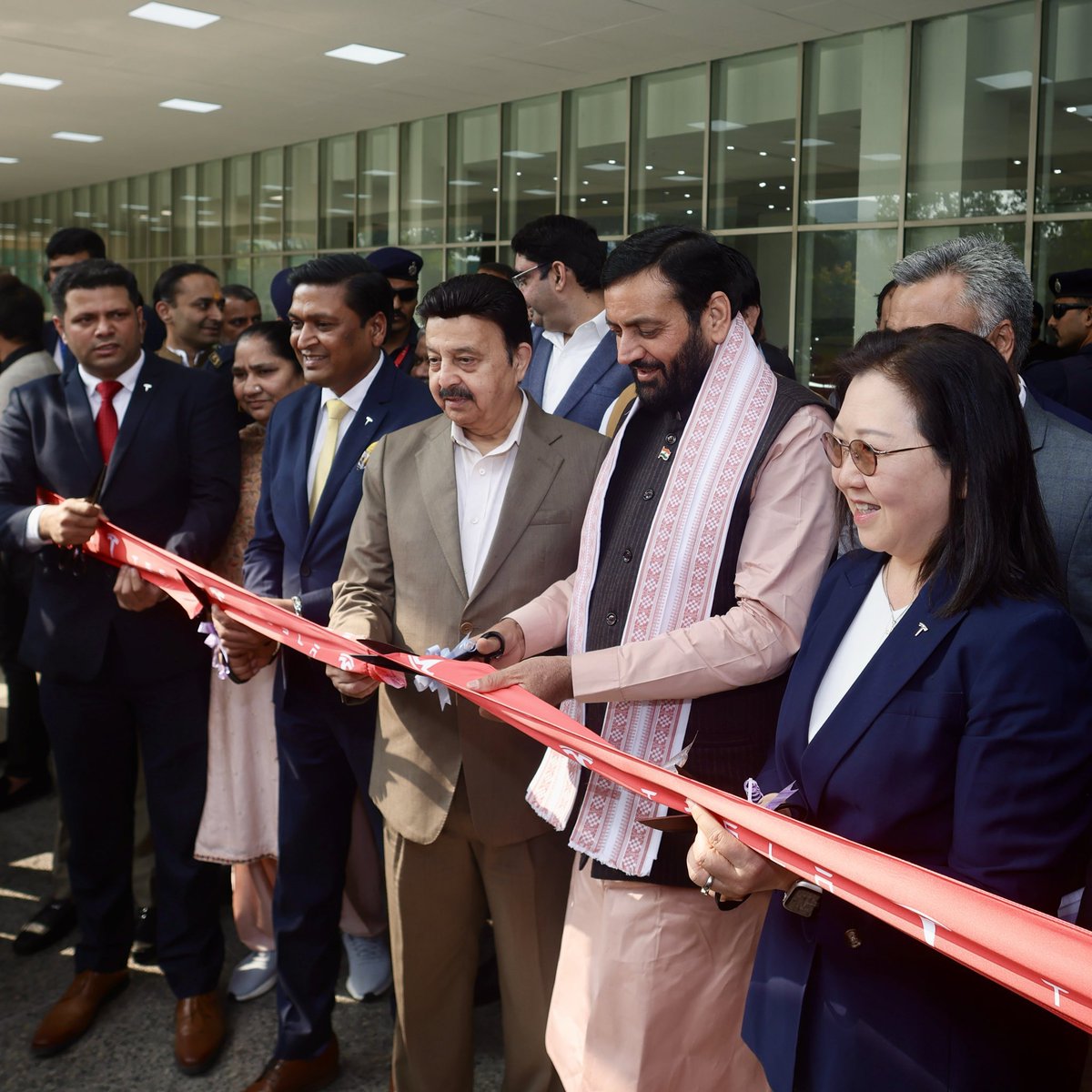 MoneyCode10x's tweet image. 🇮🇳🚀 India Opens Its First All-in-One Tesla Center — A Major Step Toward a Full Tesla Presence in the Country

A landmark moment for India’s EV ecosystem:
The first integrated Tesla Center in the country has officially opened in Gurugram, Haryana, inaugurated by Hon’ble CM Shri…