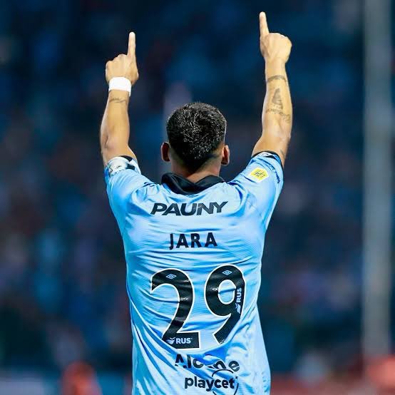 Priorizaron a un tipo que elige qué partidos jugar por sobre el jugador que juega todos como el último

Le dieron la espalda a alguien que vino simplemente porque soñaba jugar acá desde chico

Dejaron de lado todo lo que Franco Jara le dio a Belgrano 

Bochornoso.