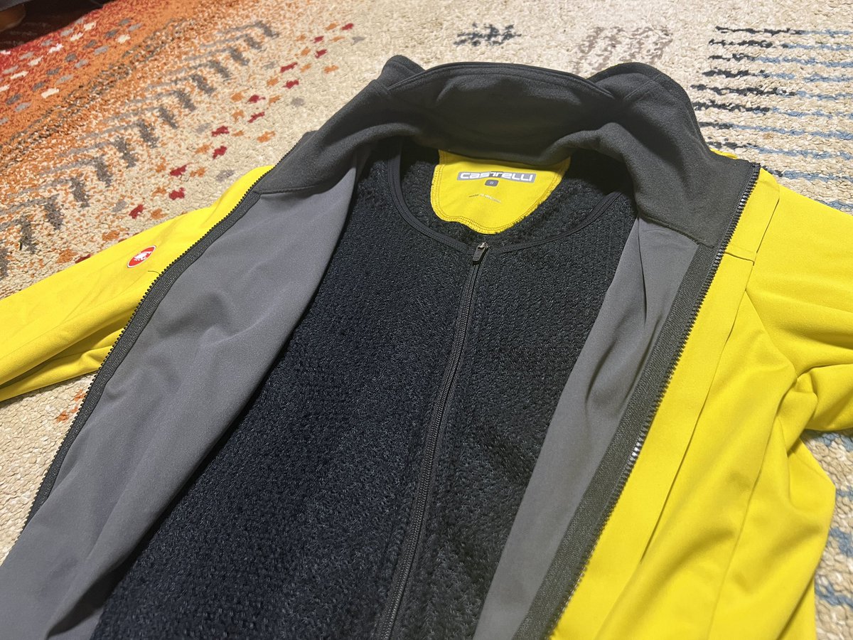 カステリの新製品『ALPHA150 JACKET』が届きました（カステリからの提供品）。
ALPHAシリーズの進化版です。Perfetto RoS3と同じく生地はAirCoreを使用。軽いのに暖かい、2重構造で温度調整が容易とこれ使ったら他は着れないやつ。
mango mojitoなるカラーも良き。
