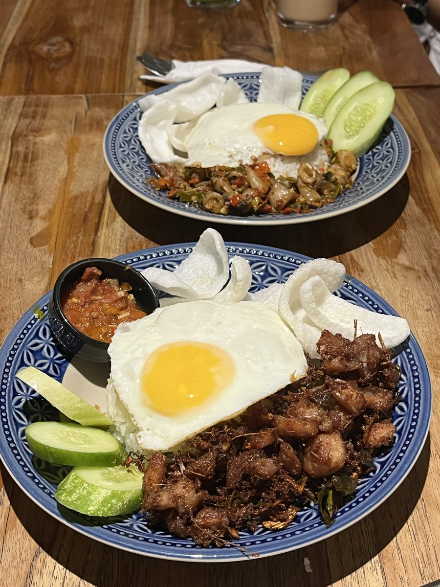 devitascz's tweet photo. I pour all of my energy in things I put my heart into. The effort may seem unstable and inconsistent at times because I tire myself really easily, but those are the times I learn to rest for a moment and breathe. Ayam goreng sereh https://t.co/rGeVSeioZZ