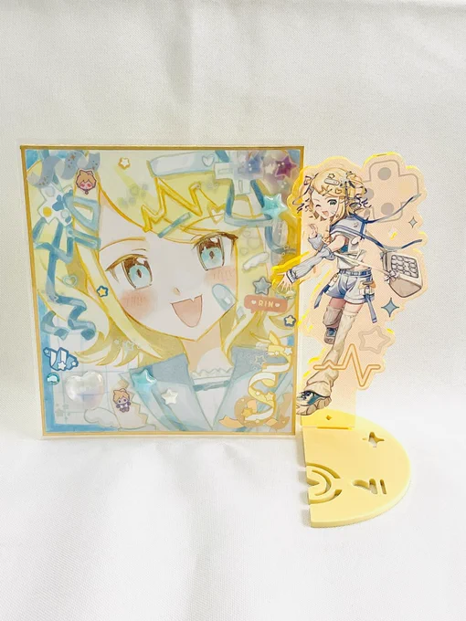 リンレンアクスタの実物も撮りました! リンレン揃えると手を繋ぐ仕様になってます 片方オンリーでも紹介してくれてるみたいに見えるようにしてます!