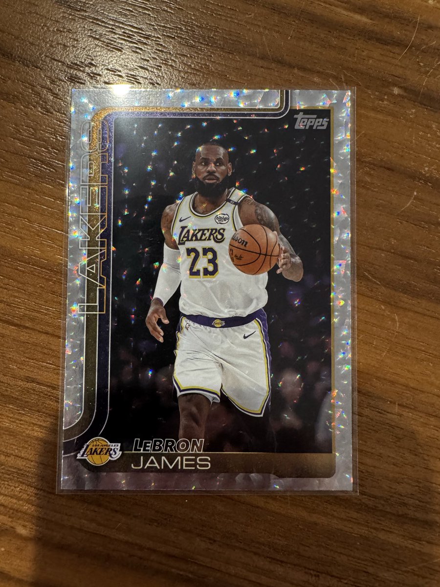 MikeSouzaJT's tweet photo. Need some assistance from the basketball card community. Pulled this and cannot find what type of refractor/parallel it is. It’s not numbered. Any help is greatly appreciated! 

@CardPurchaser https://t.co/vIDqhIzDSI