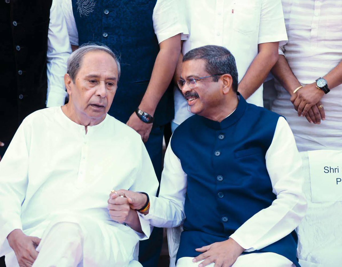 SuryakantaPra11's tweet image. &quot;ଯେବେ ଭେଟଘାଟ ହେଲେ ଦ୍ରୌପଦୀ ମୁର୍ମୁ ଓ ନବୀନ ପଟ୍ଟନାୟକ, ଏହି ମହାନ ଦେଶଭକ୍ତିରେ ପ୍ରତିଷ୍ଠିତ ନେତାମାନେ ସମ୍ପୃକ୍ତ। ଆମର ଅଭିନନ୍ଦନ ଓ ଶୁଭେଚ୍ଛା ଏହାରେ ସୃଷ୍ଟି କରେ। #NaveenPatnaik #DroupadiMurmu #DharmendraPradhan